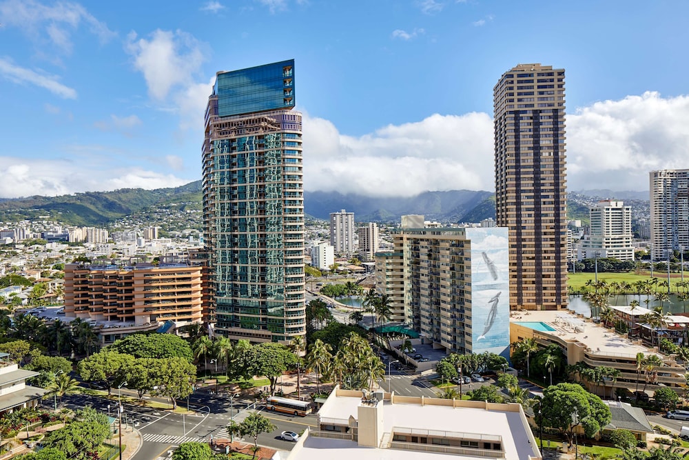DoubleTree by Hilton Hotel Alana - Waikiki Beach — Hotel building in Honolulu, Hawaii