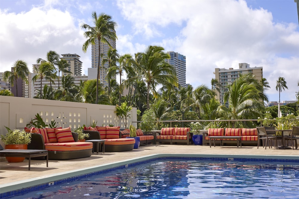 DoubleTree by Hilton Hotel Alana - Waikiki Beach — Swimming pool in Honolulu, Hawaii