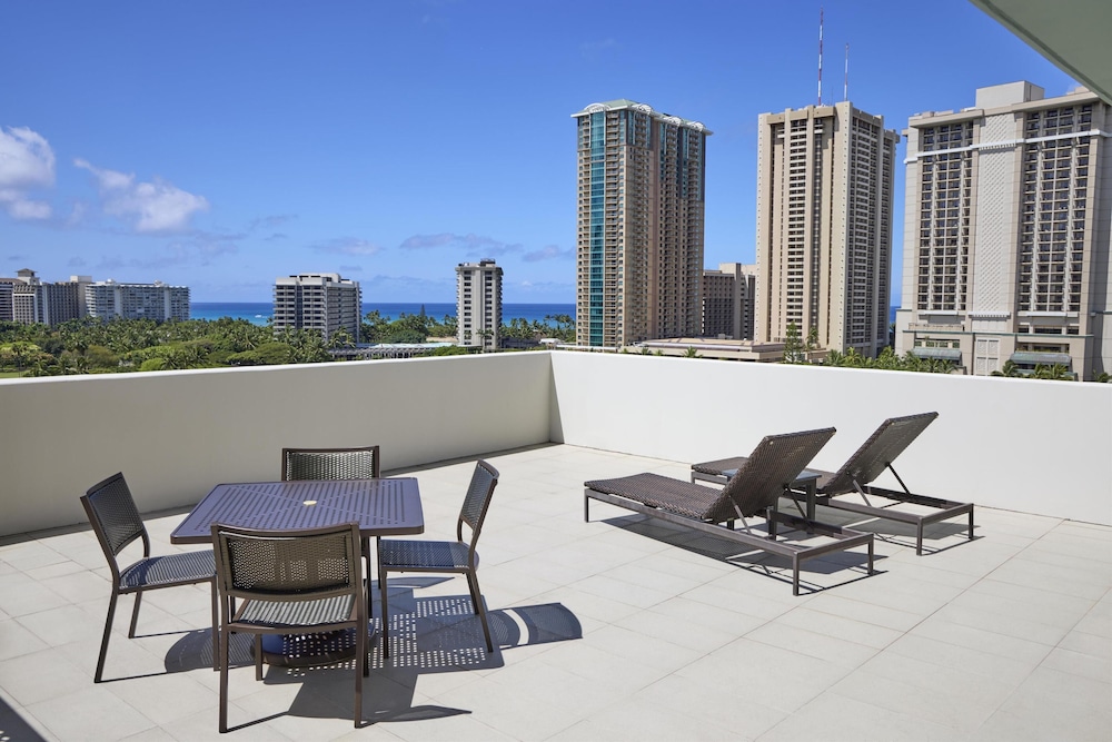 DoubleTree by Hilton Hotel Alana - Waikiki Beach — Hotel building in Honolulu, Hawaii