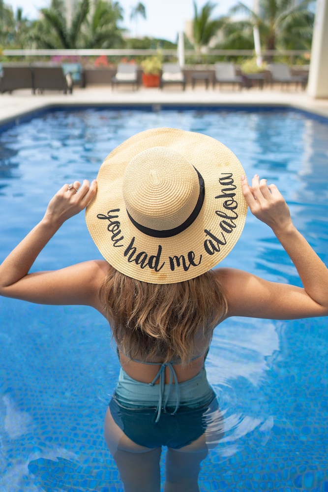 DoubleTree by Hilton Hotel Alana - Waikiki Beach — Swimming pool in Honolulu, Hawaii
