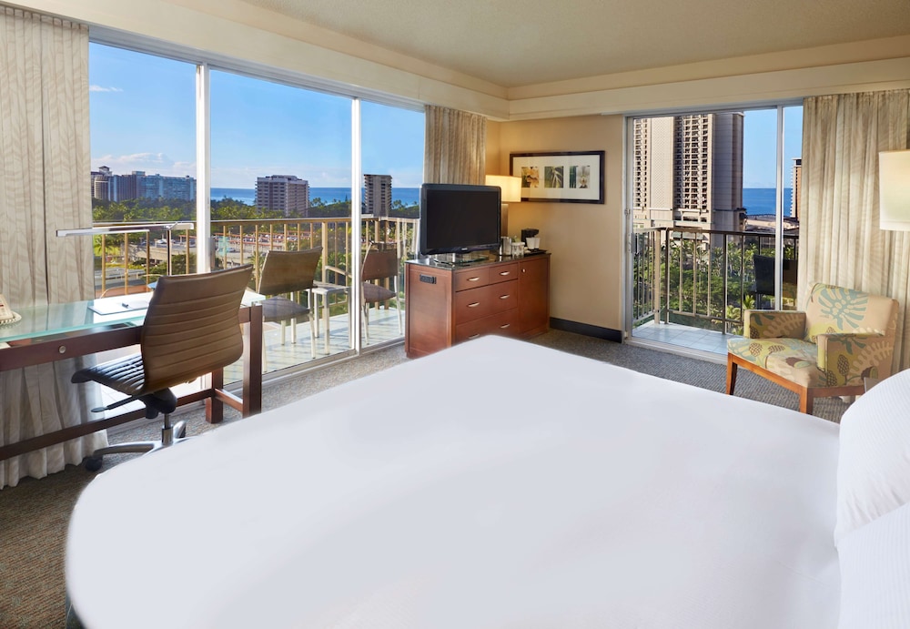 DoubleTree by Hilton Hotel Alana - Waikiki Beach — Hotel rooms in Honolulu, Hawaii