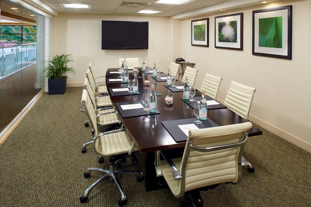DoubleTree by Hilton Hotel Alana - Waikiki Beach — Hotel building in Honolulu, Hawaii