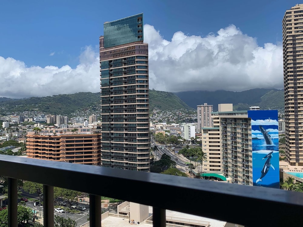 DoubleTree by Hilton Hotel Alana - Waikiki Beach — Hotel rooms in Honolulu, Hawaii