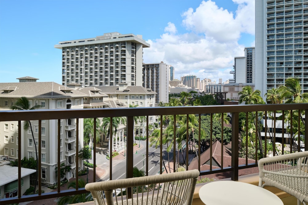 Hyatt Regency Waikiki Beach Resort & Spa — Hotel building in Honolulu, Hawaii