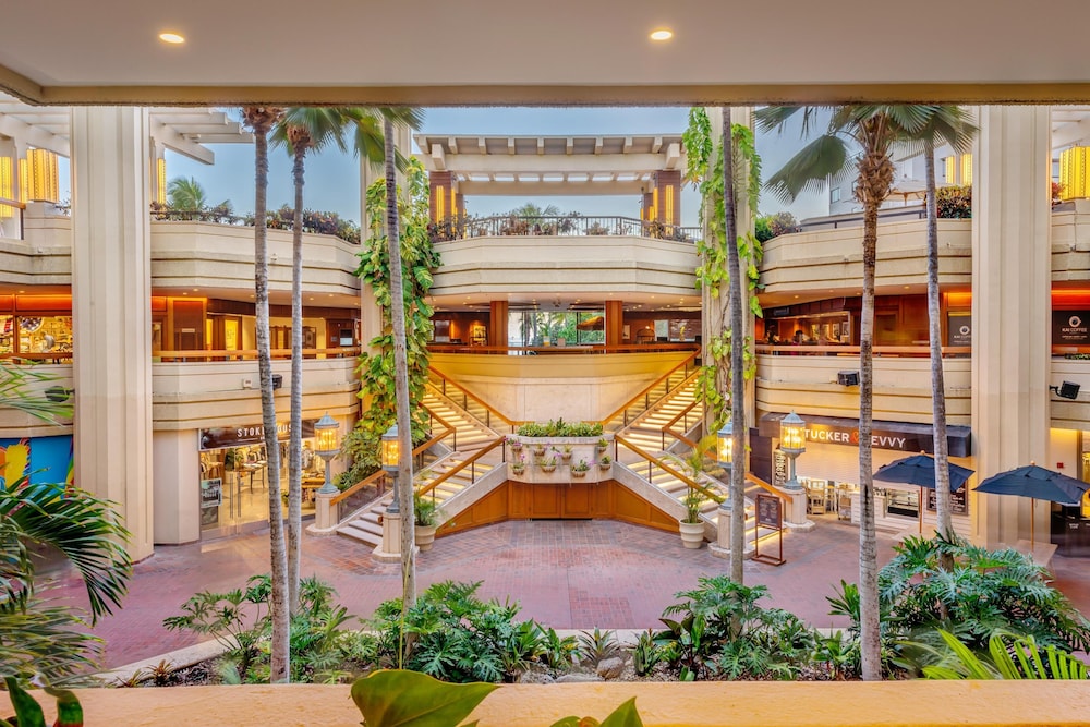 Hyatt Regency Waikiki Beach Resort & Spa — Hotel building in Honolulu, Hawaii