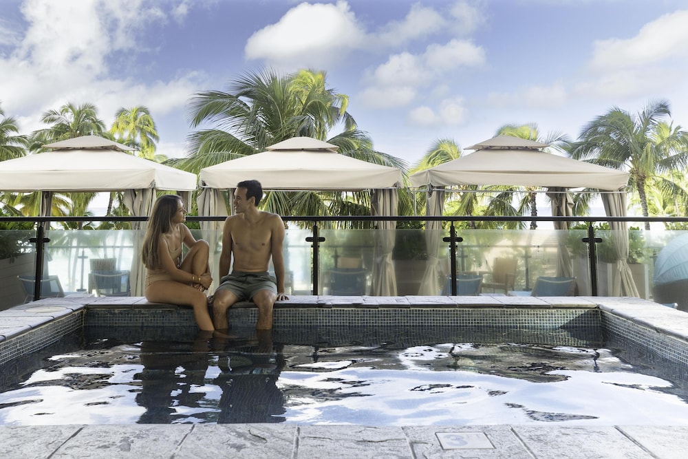 Hyatt Regency Waikiki Beach Resort & Spa — Swimming pool in Honolulu, Hawaii