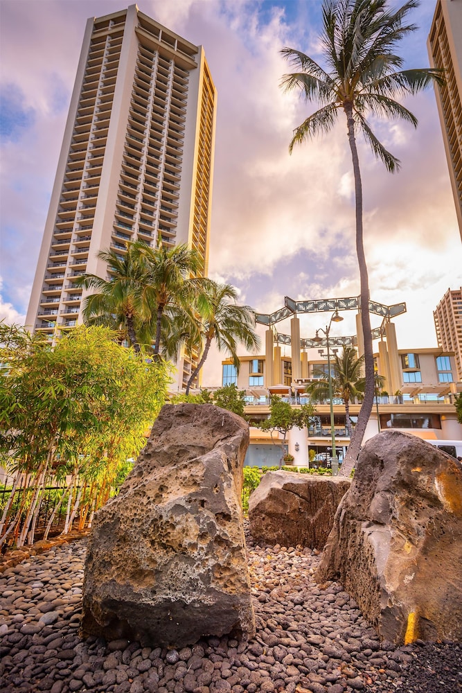 Hyatt Regency Waikiki Beach Resort & Spa — Hotel building in Honolulu, Hawaii