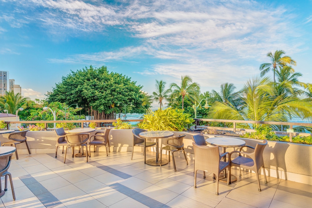 Hyatt Regency Waikiki Beach Resort & Spa — Restaurant & bars in Honolulu, Hawaii