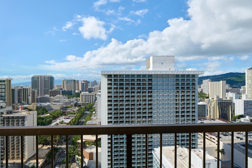 Hyatt Regency Waikiki Beach Resort & Spa — Hotel building in Honolulu, Hawaii
