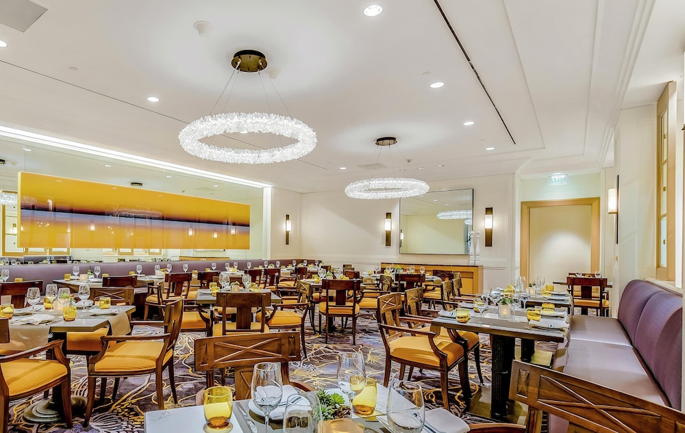 Hilton Los Angeles Airport — Restaurant & bars in Los Angeles, California