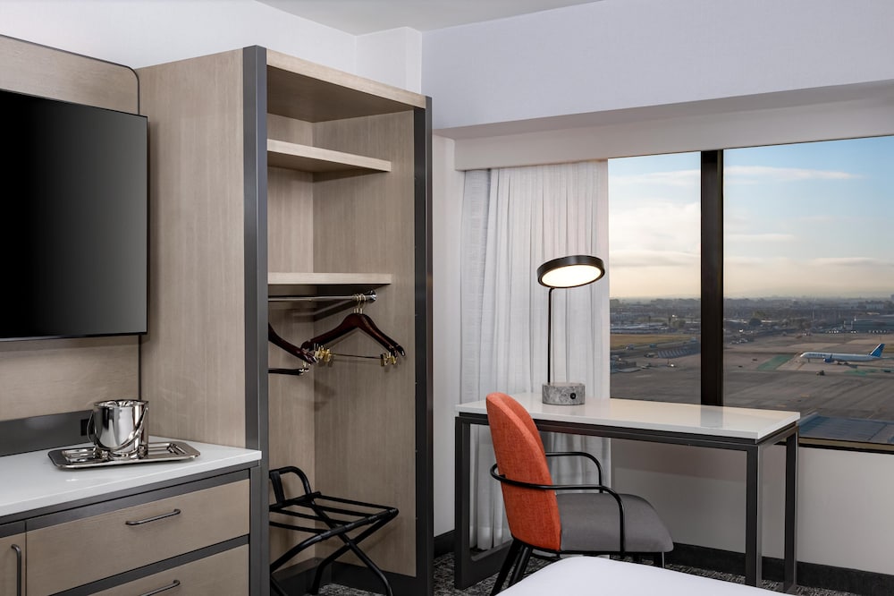 Hilton Los Angeles Airport — Hotel rooms in Los Angeles, California