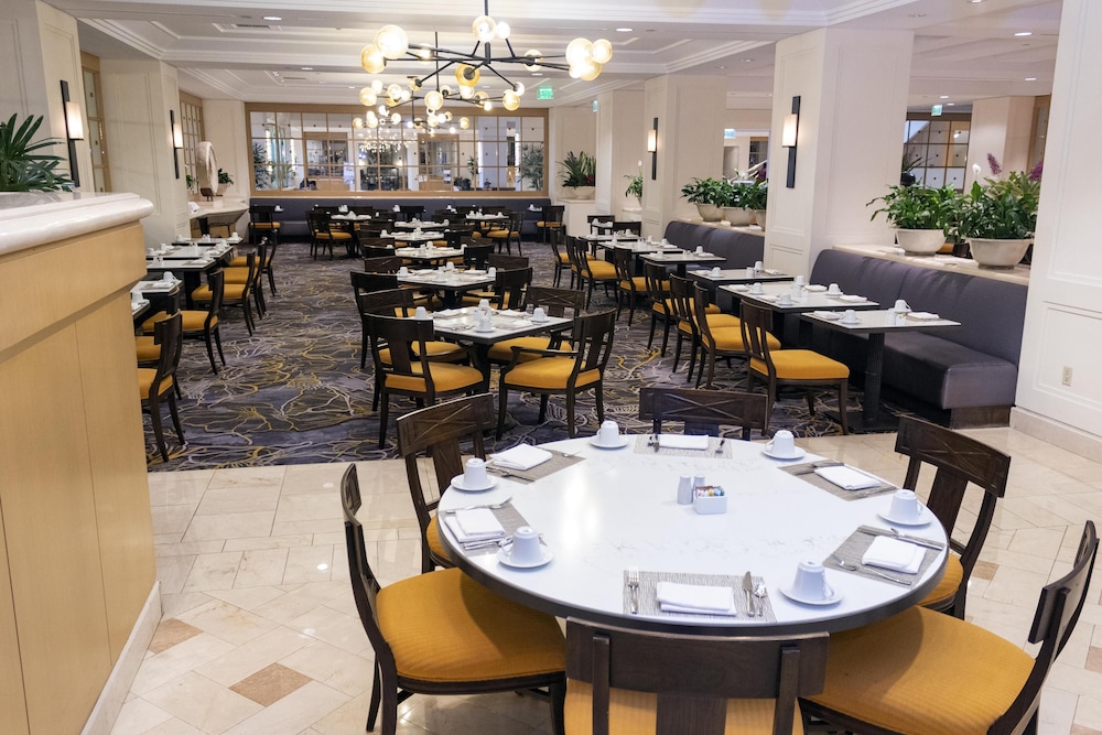 Hilton Los Angeles Airport — Restaurant & bars in Los Angeles, California