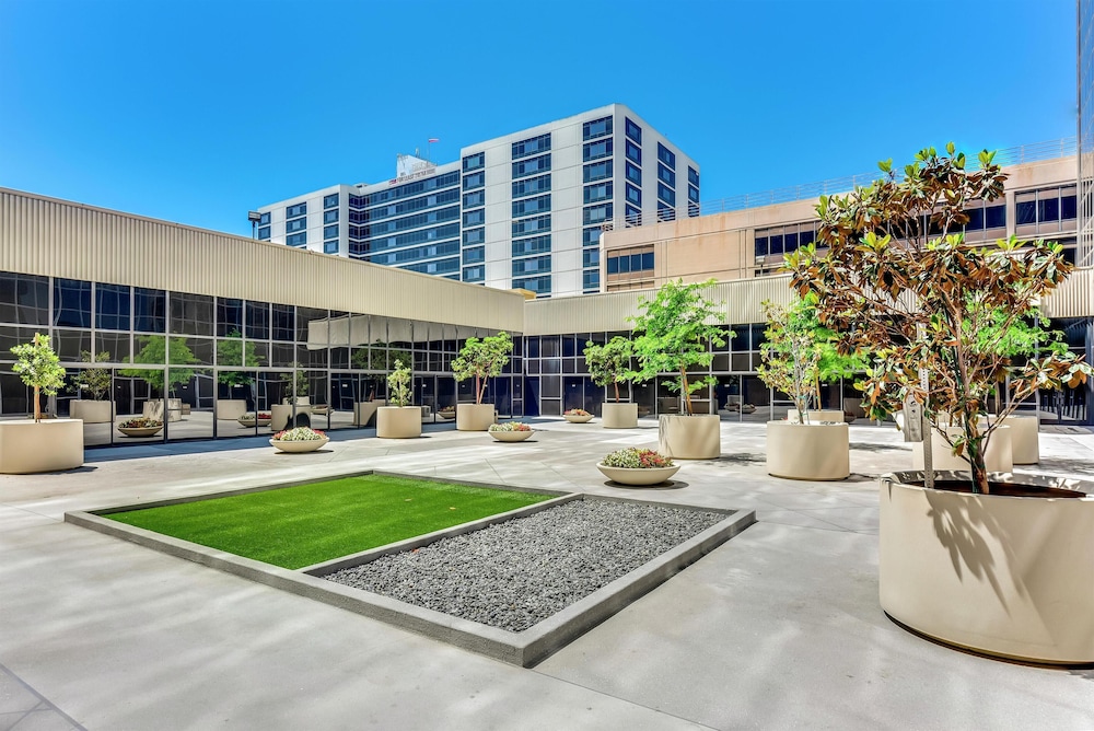 Hilton Los Angeles Airport — Hotel building in Los Angeles, California