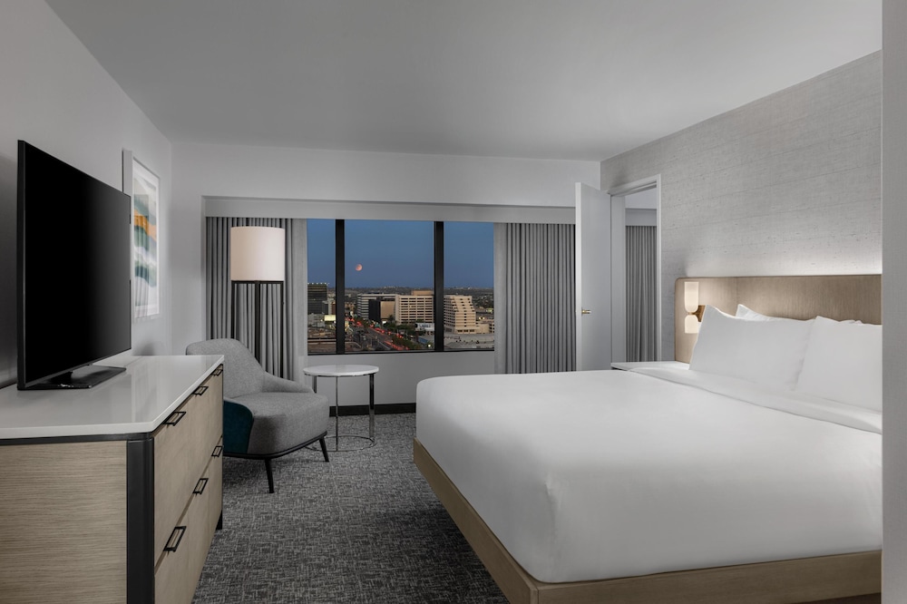 Hilton Los Angeles Airport — Hotel rooms in Los Angeles, California
