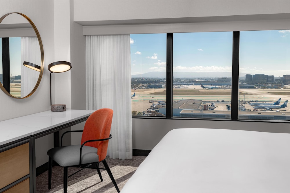 Hilton Los Angeles Airport — Hotel rooms in Los Angeles, California