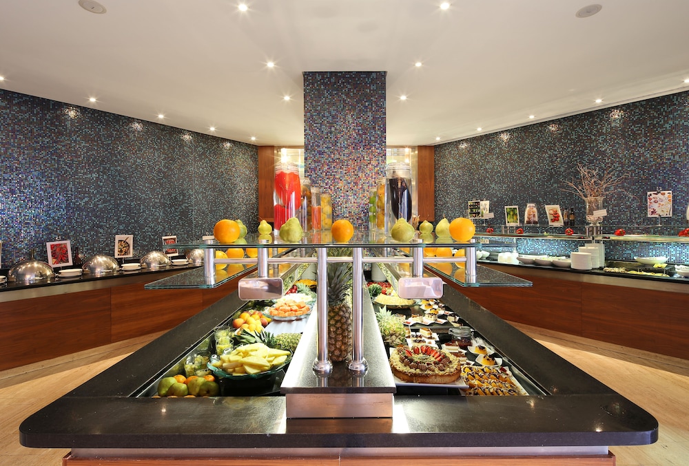 Hilton Vilamoura As Cascatas Golf Resort & Spa — Restaurant & bars in Vilamoura, Faro