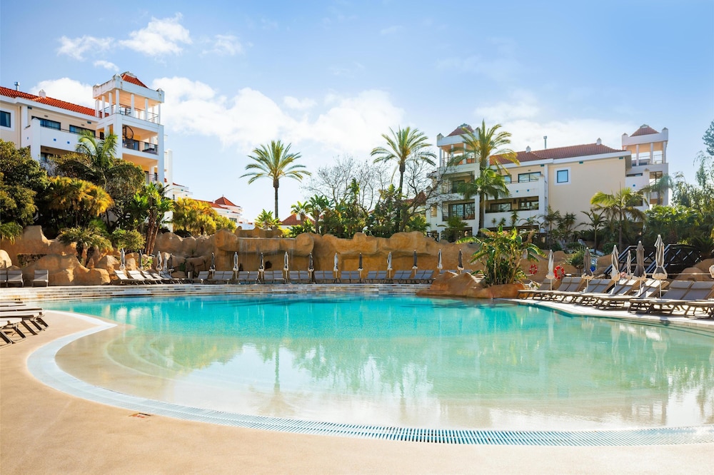 Hilton Vilamoura As Cascatas Golf Resort & Spa — Swimming pool in Vilamoura, Faro