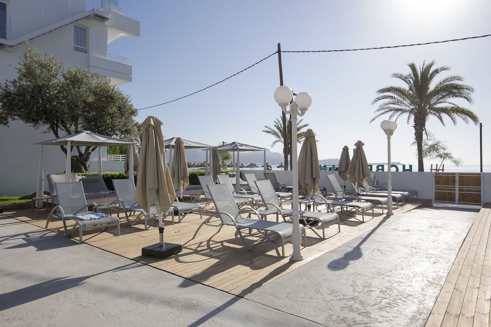 Cabot Hobby Club Apartments — Hotel building in Puerto Pollensa, Balearic Islands