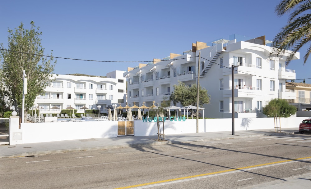 Cabot Hobby Club Apartments — Hotel building in Puerto Pollensa, Balearic Islands