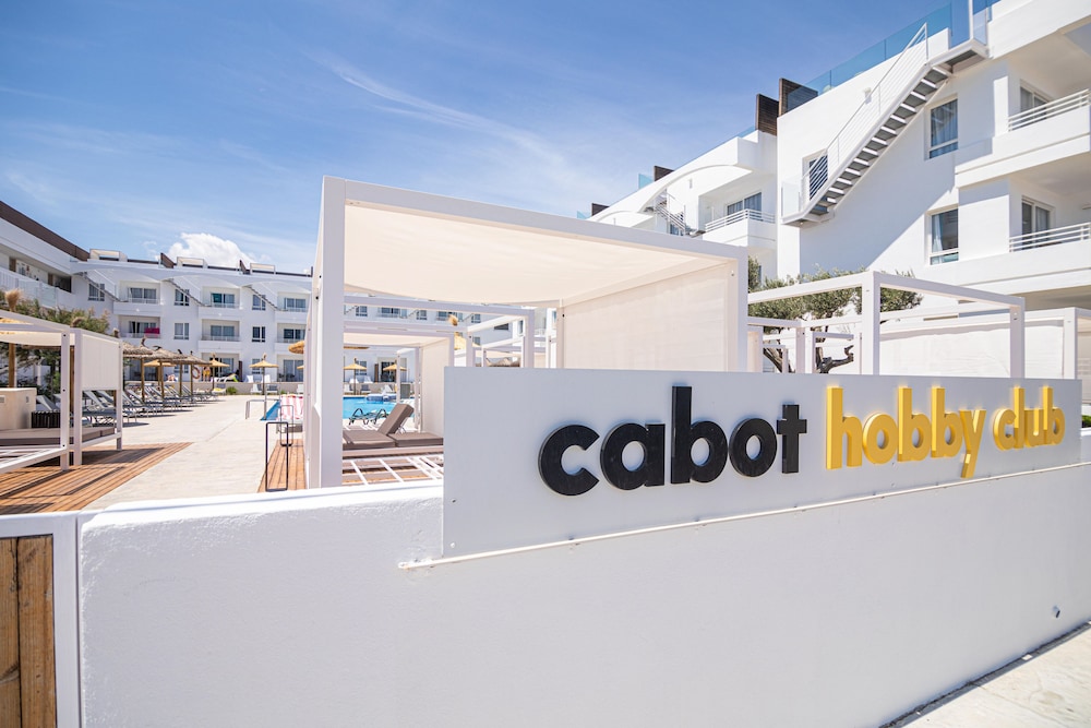 Cabot Hobby Club Apartments — Hotel building in Puerto Pollensa, Balearic Islands