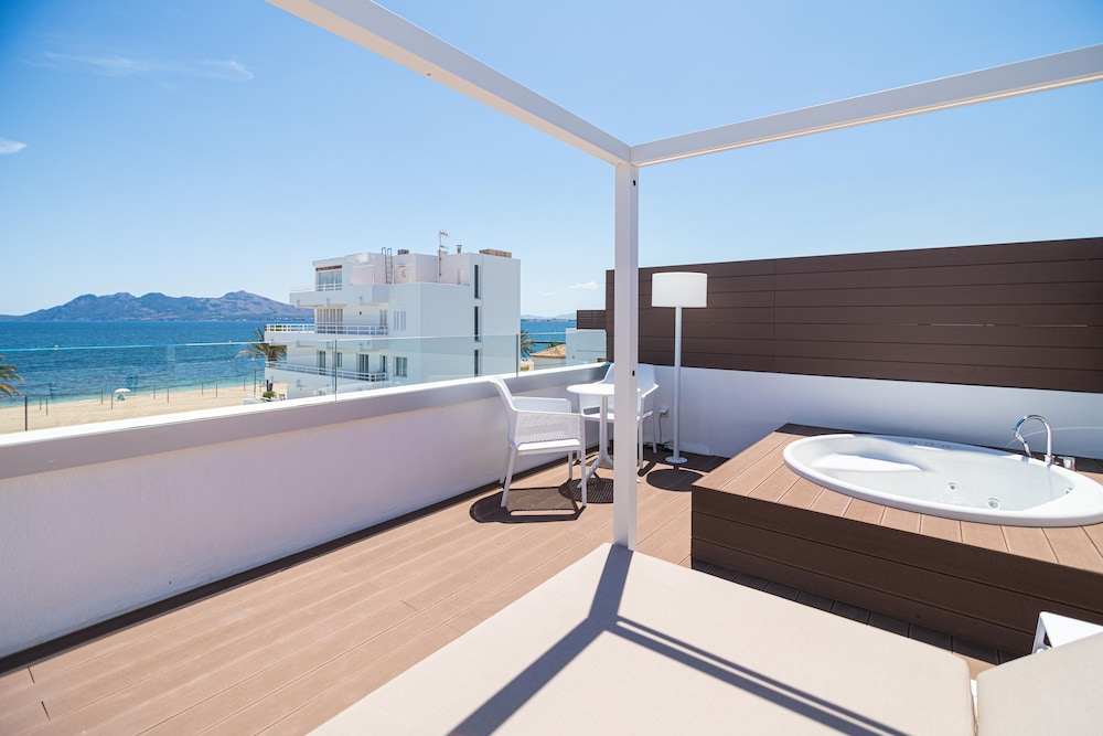 Cabot Hobby Club Apartments — Hotel building in Puerto Pollensa, Balearic Islands