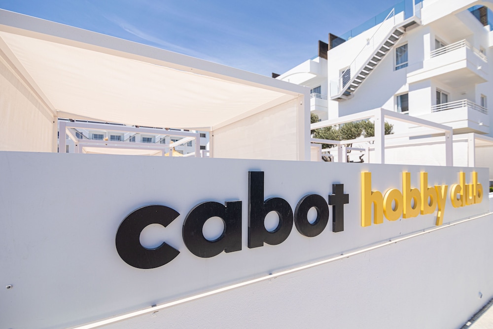 Cabot Hobby Club Apartments — Hotel building in Puerto Pollensa, Balearic Islands