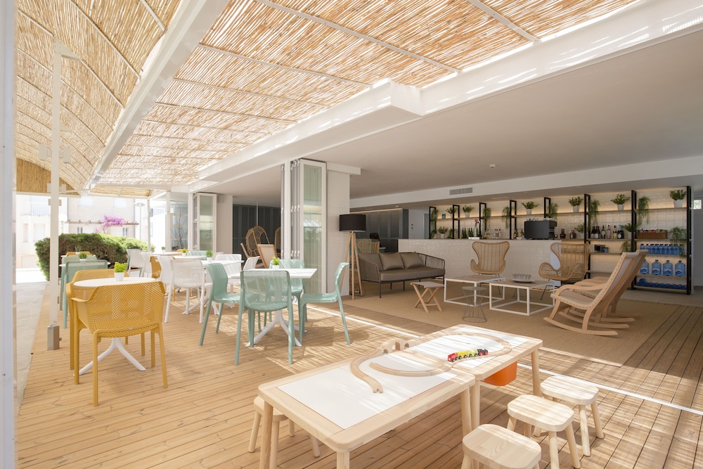 Cabot Hobby Club Apartments — Restaurant & bars in Puerto Pollensa, Balearic Islands