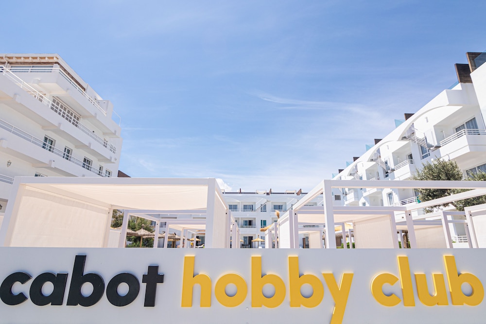 Cabot Hobby Club Apartments — Hotel building in Puerto Pollensa, Balearic Islands