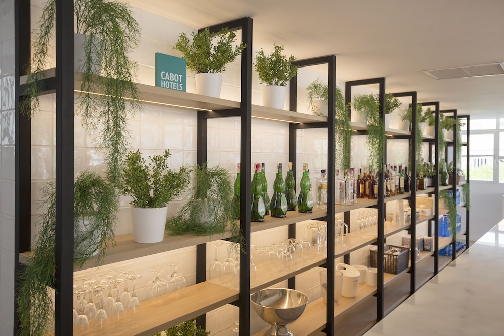 Cabot Hobby Club Apartments — Restaurant & bars in Puerto Pollensa, Balearic Islands