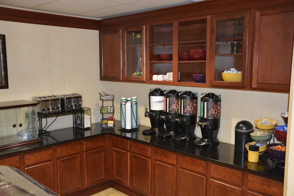 Homewood Suites by Hilton Brighton — Restaurant & bars in Brighton, Michigan