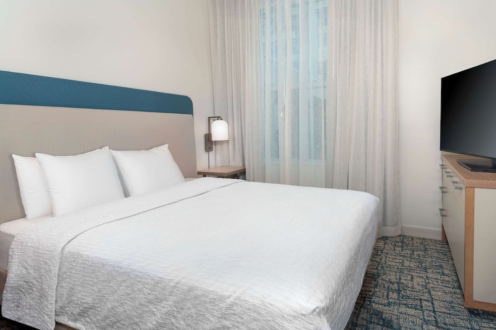 Homewood Suites by Hilton Tampa Airport - Westshore — Hotel rooms in Tampa, Florida