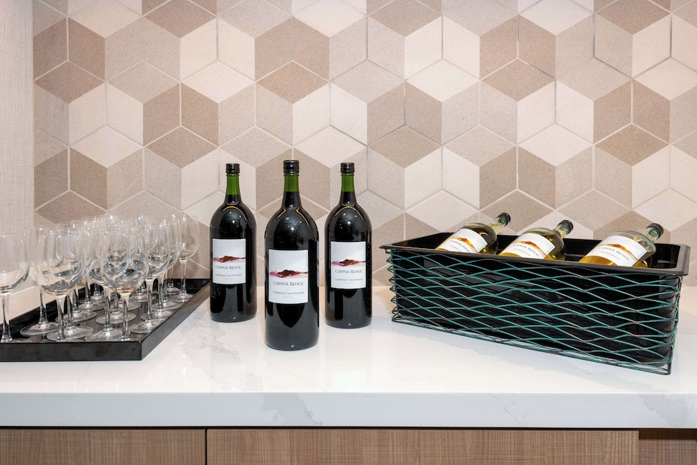 Homewood Suites by Hilton Tampa Airport - Westshore — Restaurant & bars in Tampa, Florida