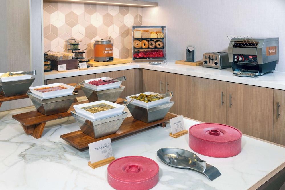 Homewood Suites by Hilton Tampa Airport - Westshore — Restaurant & bars in Tampa, Florida