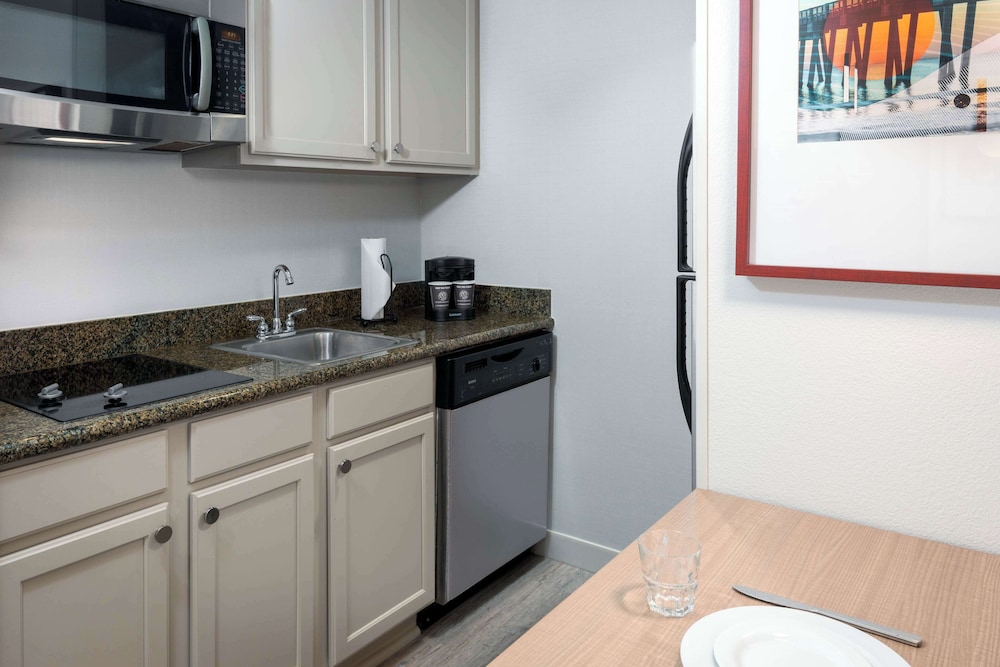 Homewood Suites by Hilton Tampa Airport - Westshore — Hotel rooms in Tampa, Florida