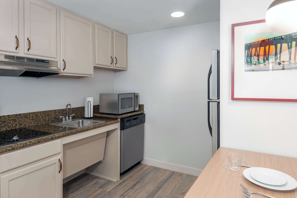 Homewood Suites by Hilton Tampa Airport - Westshore — Hotel rooms in Tampa, Florida