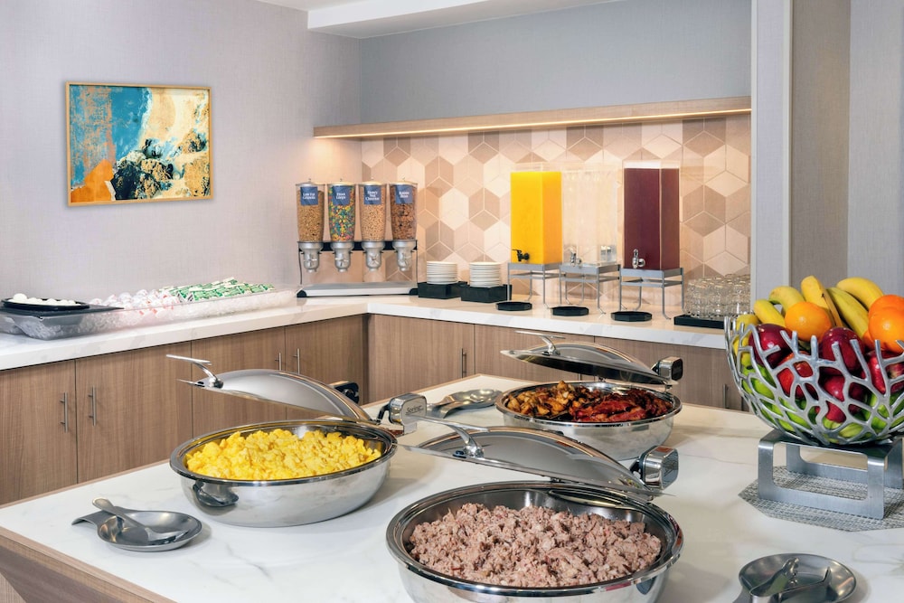 Homewood Suites by Hilton Tampa Airport - Westshore — Restaurant & bars in Tampa, Florida