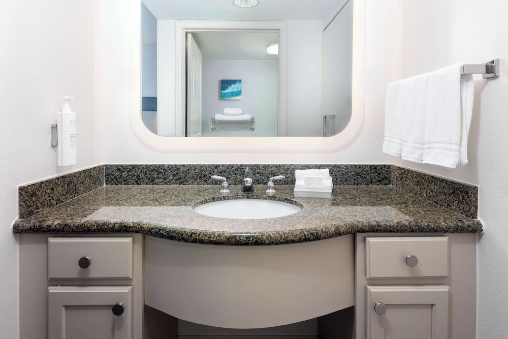 Homewood Suites by Hilton Tampa Airport - Westshore — Hotel rooms in Tampa, Florida