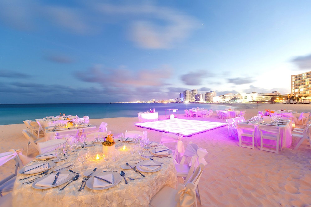 Krystal Grand Cancun All Inclusive — Hotel building in Cancun, Quintana Roo