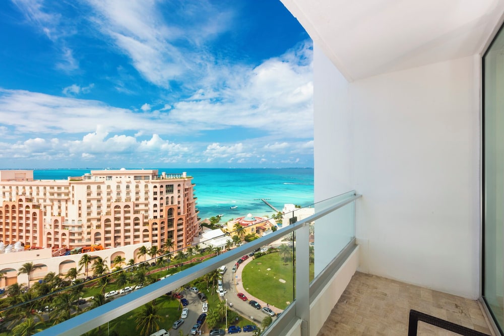 Krystal Grand Cancun All Inclusive — Hotel rooms in Cancun, Quintana Roo