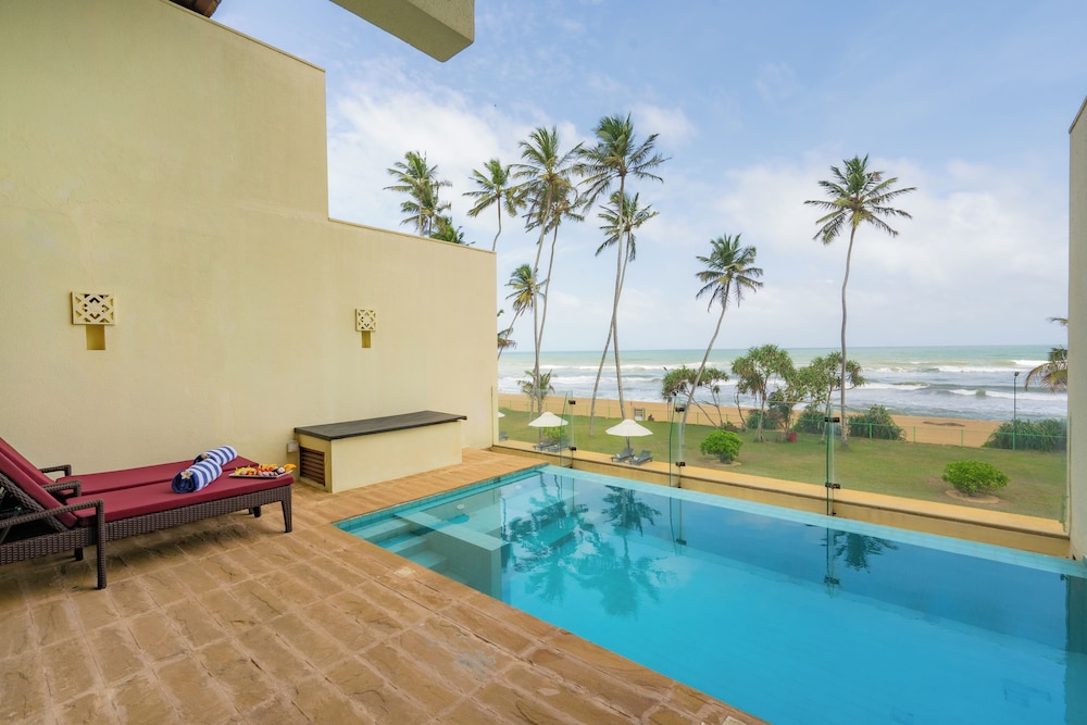 Grand Beach Hotel Wadduwa — Swimming pool in Wadduwa