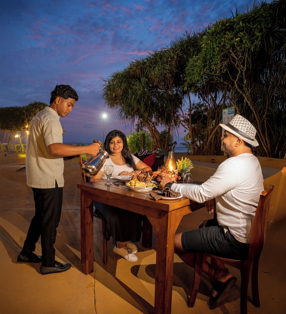 Grand Beach Hotel Wadduwa — Restaurant & bars in Wadduwa