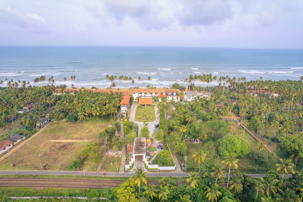 Grand Beach Hotel Wadduwa — Attractions in the area in Wadduwa