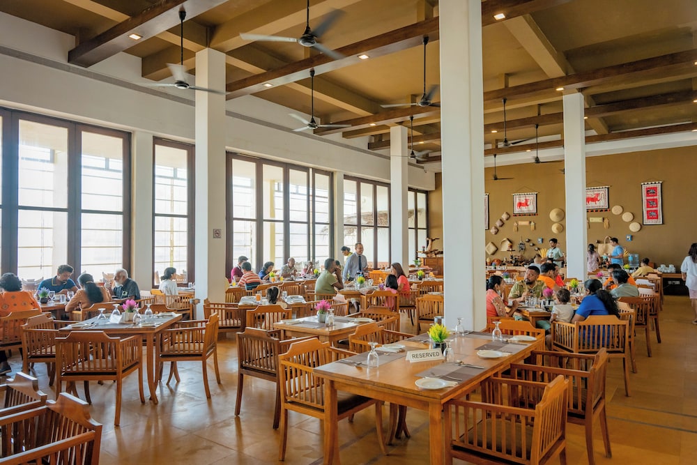 Grand Beach Hotel Wadduwa — Restaurant & bars in Wadduwa