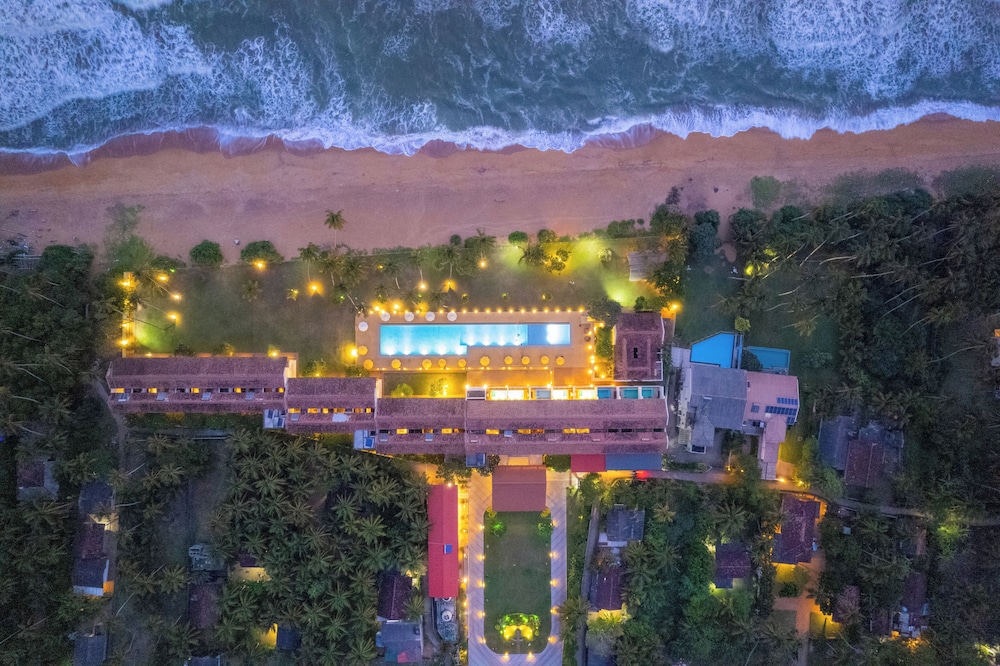 Grand Beach Hotel Wadduwa — Beach in Wadduwa