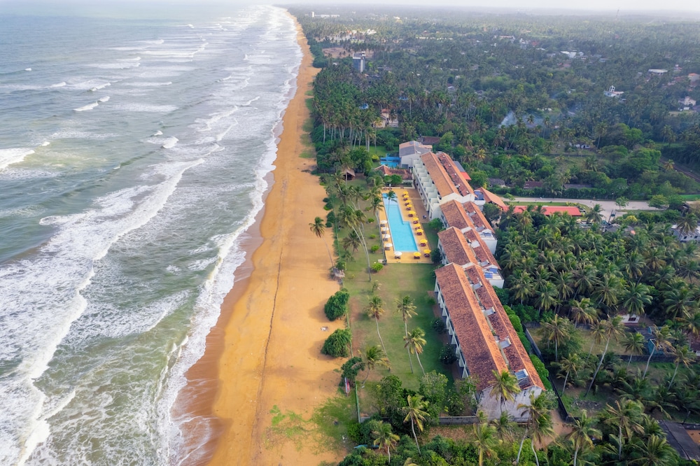 Grand Beach Hotel Wadduwa — Beach in Wadduwa