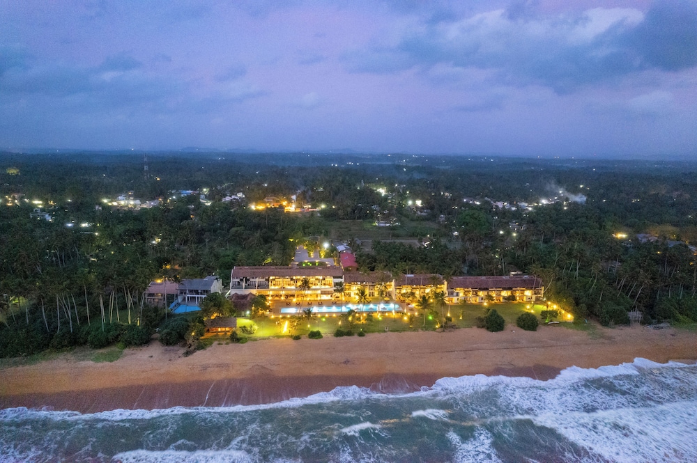 Grand Beach Hotel Wadduwa — Beach in Wadduwa