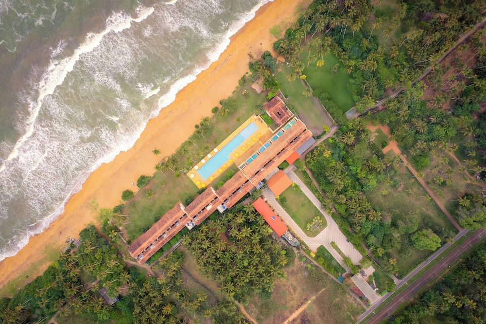 Grand Beach Hotel Wadduwa — Hotel building in Wadduwa