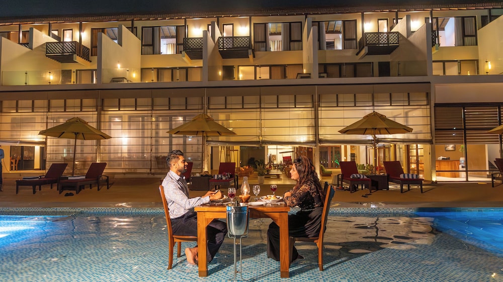 Grand Beach Hotel Wadduwa — Restaurant & bars in Wadduwa