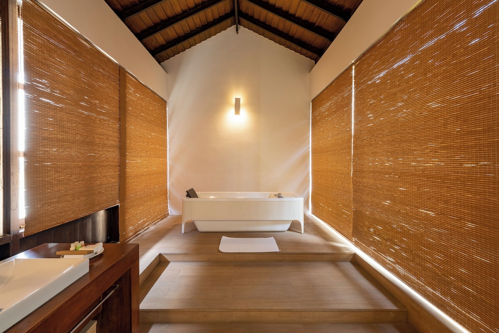 Grand Beach Hotel Wadduwa — Hotel rooms in Wadduwa