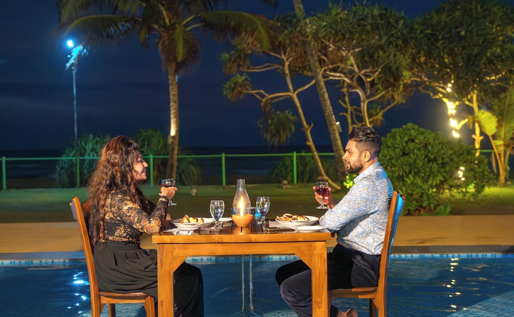 Grand Beach Hotel Wadduwa — Restaurant & bars in Wadduwa